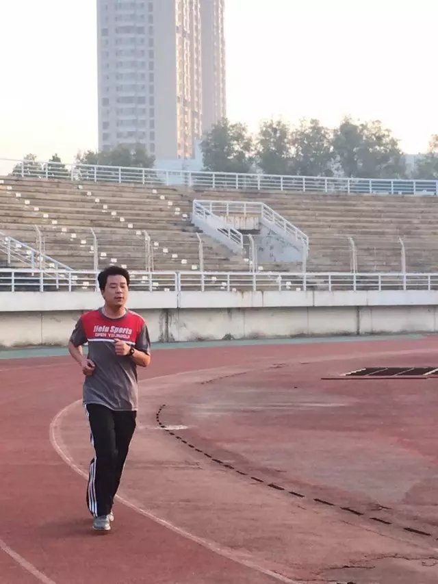 妙飞体育场跑步练习马拉松